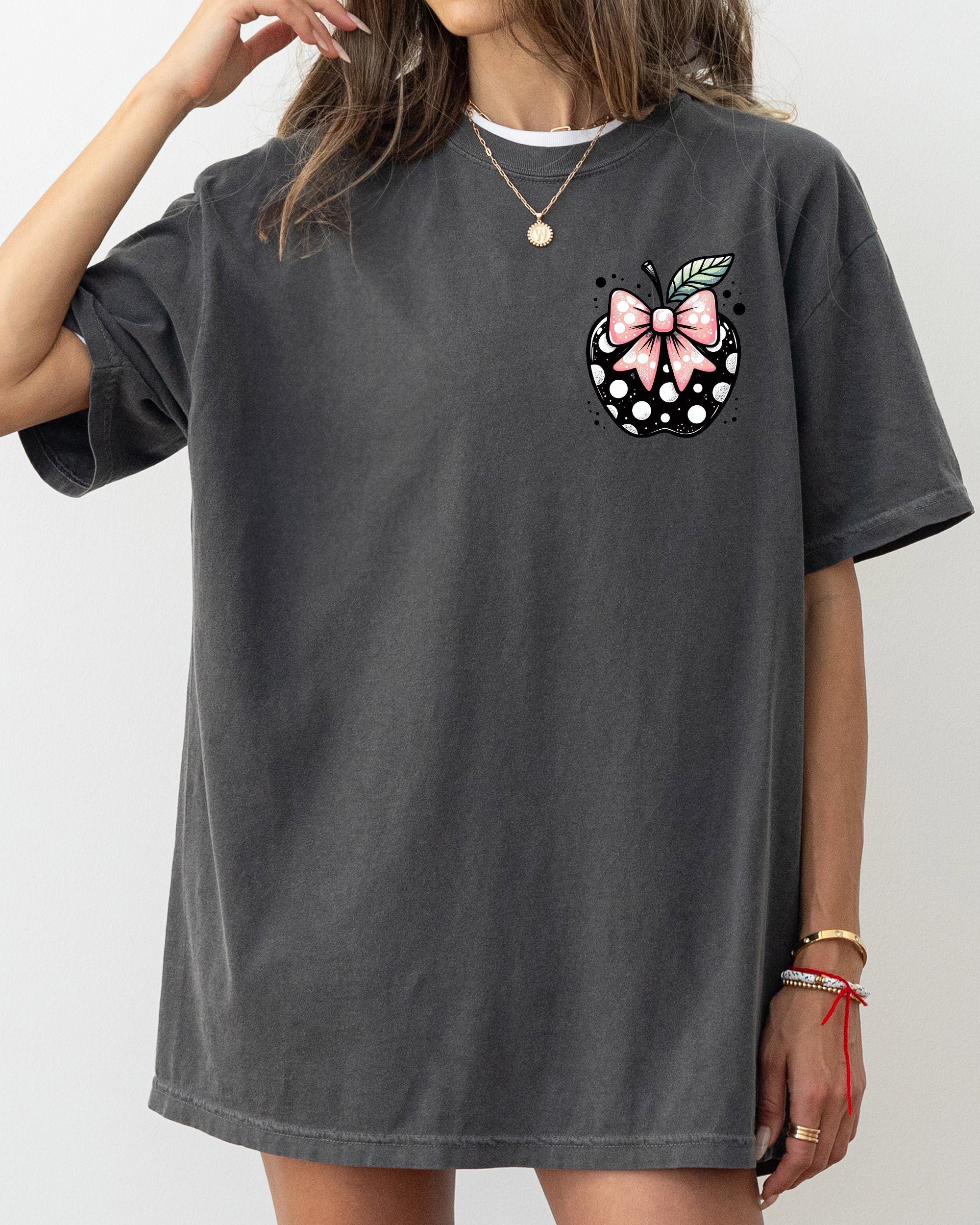 Apple, Bow, Pocket, Back to School, First Day of School, Cute, Teacher Appreciation, Coquette, Comfort Colors T-Shirt